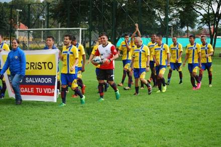 Imagen que contiene hierba, �rbol, f�tbol, exterior

Descripci�n generada con confianza muy alta