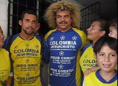 Imagen que contiene persona, grupo, pose, foto

Descripci�n generada con confianza muy alta