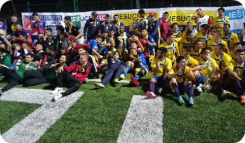 Imagen que contiene hierba, exterior, persona, grupo

Descripci�n generada con confianza muy alta