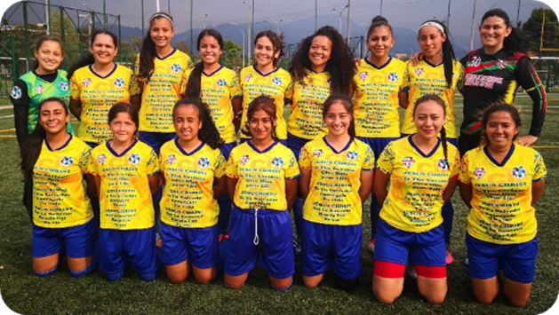 Un grupo de j�venes posando para una foto

Descripci�n generada autom�ticamente