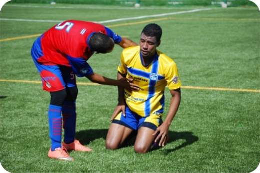 Un jugador de f�tbol en el pasto

Descripci�n generada autom�ticamente