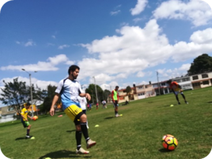 Un grupo de personas jugando f�tbol en el pasto

Descripci�n generada autom�ticamente