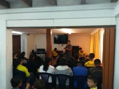 Un grupo de personas en un sal�n de clases

Descripci�n generada autom�ticamente